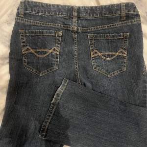 Säljer dessa low waist bootcut jeans pga att dom är för små på mig🤗 aldrig använts!! Skriv för mått osv