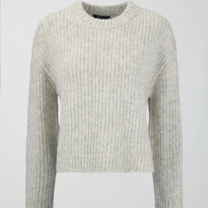 knitted sweater - Stickad tröja som använd typ en gång. Jätte skön och mysigt material. Priset kan diskuteras 