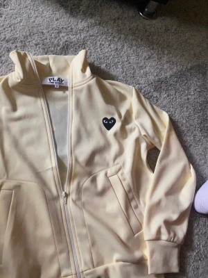 CDG tröja  - Jag säljer min Cdg tröja som jag har växt ur den och den passar inte mig tröjan har inga skador eller liknande för mer information skriv privat, priset går att diskutera vid snabb affär 