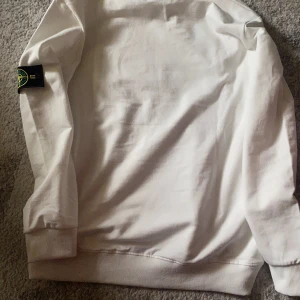 STONE ISLAND tröja  - Denne tröjan är använd bara få gånger tröjan har inga skador eller liknande asså nästan ny för mer information skriv privat \ priset går att diskutera vid snabb affär 