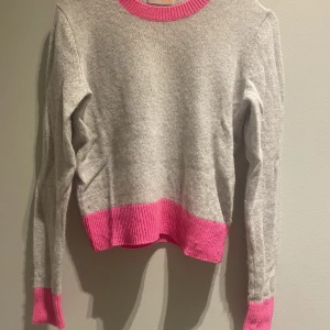 From future tröja - Rosa/ grå tröja från from future i cashmere. Storlek M men passar bra på mig som är en S.