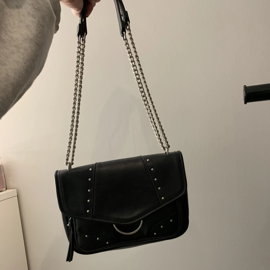 Handväska med nitar