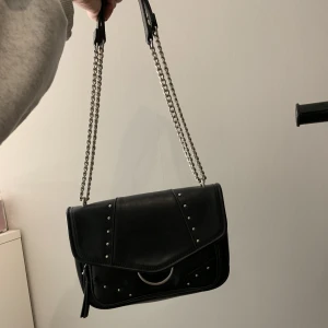 Handväska med nitar - Säljer denna fina väska då den inte kommer till användning längre❤️använd en del men i gott skick!! Han kortas ner och förlängas!! Nypris 400kr