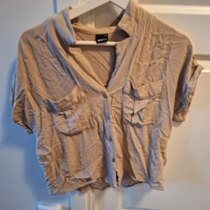 Beige skjorta - Beige kortärmad skjorta i strl 40. Skrynklig.