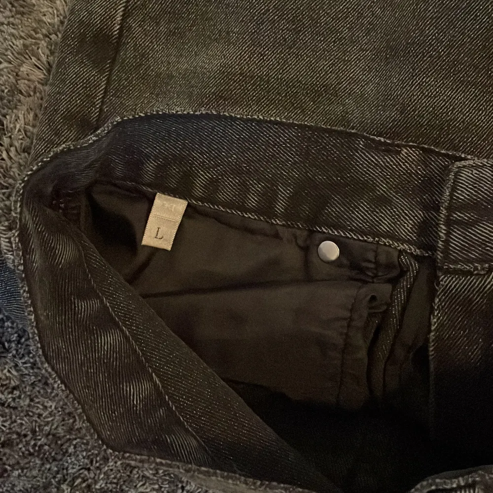 Utsvängda byxor i en faded svart färg, skriv för fler bilder eller andra frågor :). Jeans & Byxor.