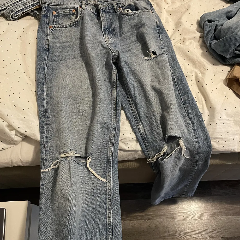 Säljer två stycken av dessa då de inte används längre och för jag råkade köpa två av samma! 90s jeans från Gina! Finfint skick! Denna annons gäller bara för ett par jeans . Jeans & Byxor.
