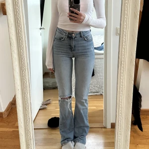 Jeans - Gina tricot jeans i strl 32 passar mig som normalt har 34, inga defekter💕de är low waist