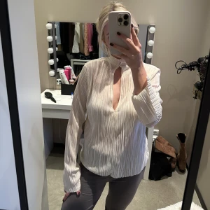 Blus från gina  - Fin blus från nakd stl S