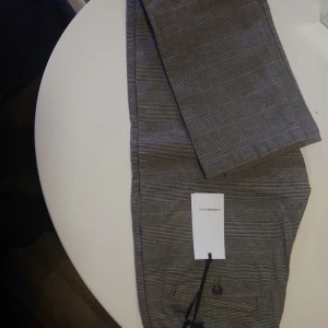 Nya chinos från Lindbergh white 31/32 - Snygga rutiga chinos i stilren design från Lindbergh white i slimfit flex tyg fit. Org prislapp på 600 kr sitter kvar  Mitt pris 149 kr plus frakt 