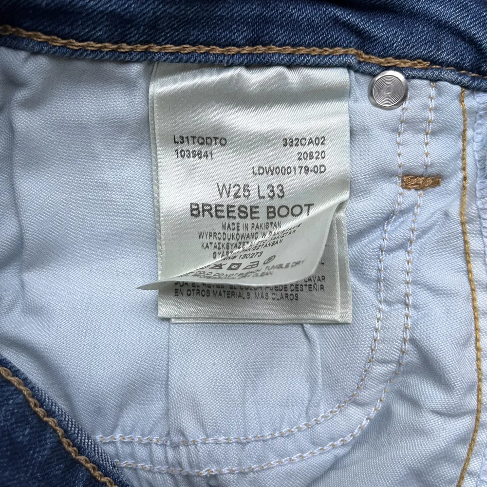 Flare jeans från Lee i storlek 25/33! Snygg blå färg och lätta att styla🌟köptes nya för 900kr. Jeans & Byxor.