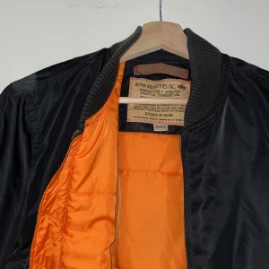 Alpha Industries Jacka - BomberJacka Från Alpha Industries, Innerficka Samt Ärmficka.   Storlek: Small Skick: Medel, Lite Missfärgad Innuti Samt Runt Handlederna