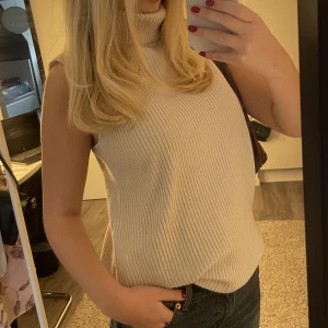 Stickad turtleneck zara - Jättefin ribbad beige turtle neck! Perfekt nu i höst/vinter. Använd fåtal ggr. Bara skicka om ni har frågor, vill ha fler bilder, diskutera pris eller liknande🥰🥰