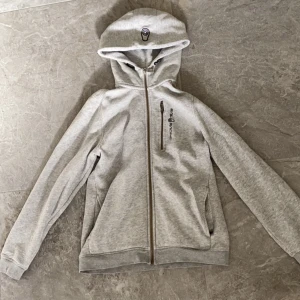 Sail Racing Kofta - Säljer denna kofta då den inte passar min stil längre💕Ny pris 1500kr men jag säljer den endast för 500kr(priser kan diskuteras vid snabb affär)