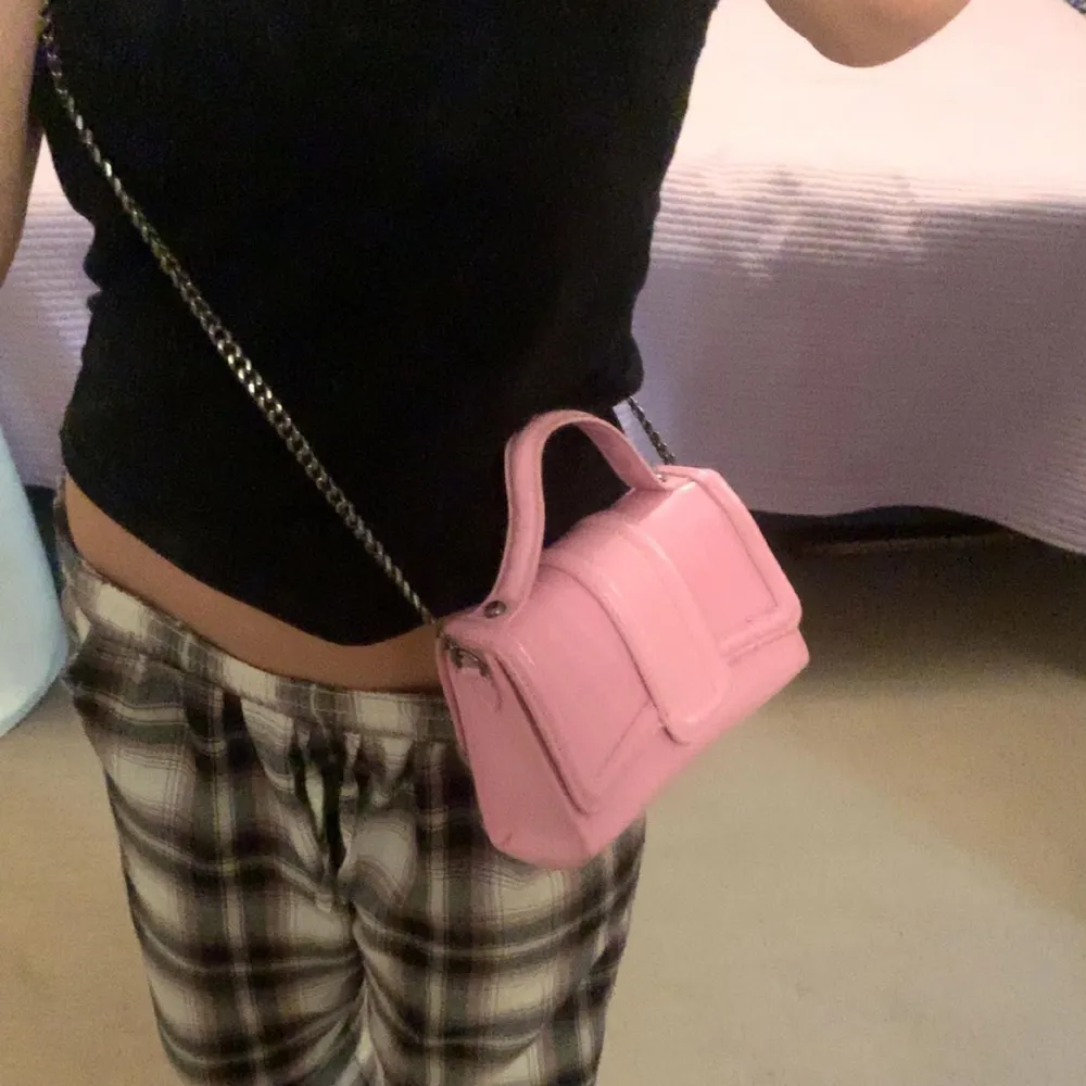 En väldigt söt rosa väska ifrån Zara. Använd Max 5 gånger. Inga defekter och helt perfekt skick🩷. Väskor.