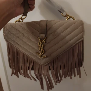 Ysl beige i sammet - Säljer en helt ny ysl ( ej äkta) i sammet i beige färg 