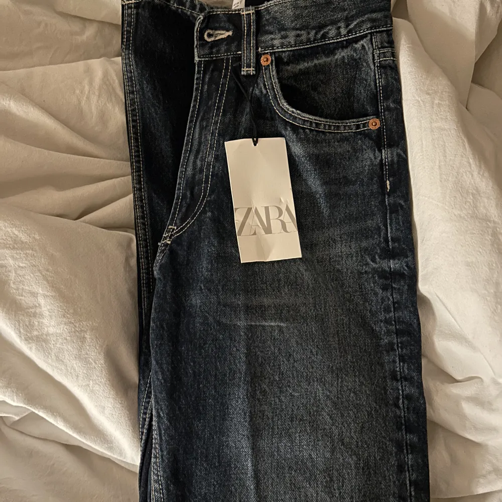 Helt nya Zara jeans! Endast testade 1 gång i storlek 34. Prislapp kvar. 💕. Jeans & Byxor.