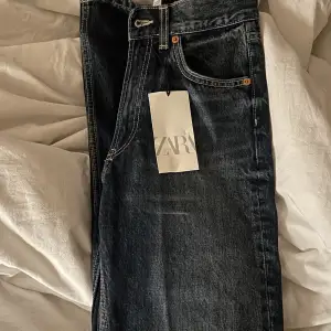 Helt nya Zara jeans! Endast testade 1 gång i storlek 34. Prislapp kvar. 💕