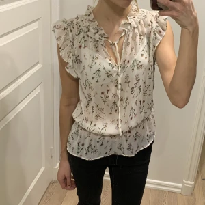 Mango blus - Säljer denna super fina mango blus i mycket bra skick😊