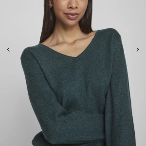 Stickad tröja och kofta | Vila - Ett jättemysigt mörkgrönt matchande set med stickad tröja och kofta från Vila i storlek XS. Koftan och tröjan har ribbade kanter. Kan köpas separat, men helst tillsammans. Båda är XS, men är oversized och passar S/M också. Originalpris tillsammans: 698kr.