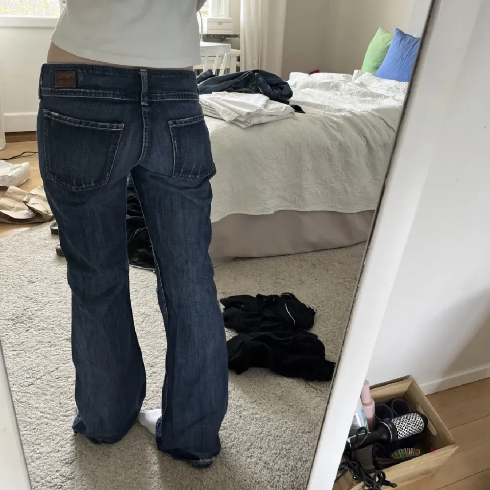 Lågmidjade bootcut jeans med coola knappar från pepe!Hade i två storlekar så det är det exakta paret på sista bilden men det är samma modell och färg (även om färgen ser gråare ut på sista)❤️ mått: midja- 40cm tvärs över, innerbenet- 77cm, ytterbenet- 96cm. Jeans & Byxor.