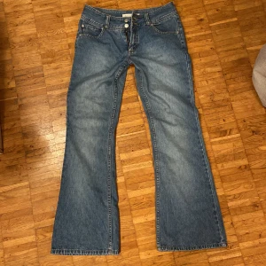 Low waist bootcut jeans - Skitsnygga jeans som tyvärr inte passade mig💓. Perfekt wash och skitnice bootcut. Hade definitivt inte sålt om de passade! passar i längd mig som 165cm💓Uppskattar strlk 26/27 Midjemått:75cm💓 Innerbenslängd: 75cm💓 Använd gärna ”köp nu”💓 Först till kvarn!💗