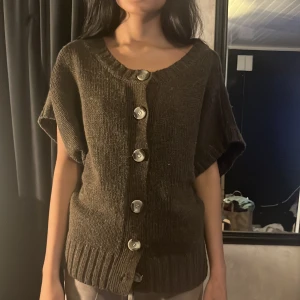 Stickad - Stickad tröja med korta armar