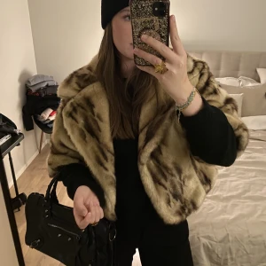 Faux Fur Jacket - Säljer min faux furr jacka! Skit snygg. Den har trekvartsärmar och definerar midjan fint. Sitter böst på en M men passar allt från S-L. Är igentligen en XL men är liten i storleken. Skriv för fler bilder eller frågor!