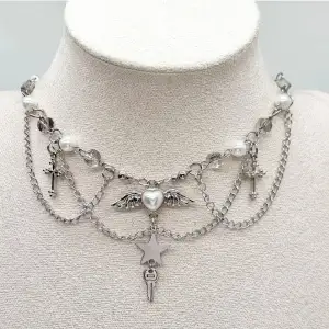 Handgjort halsband och exklusiv design🖤 Gjord i bra kvalitet💎Material- rostfritt stål, pärlor, zinklegeringar,plast och glas. Nickel fri. Längd: 34cm + 5cm, priset-160kr