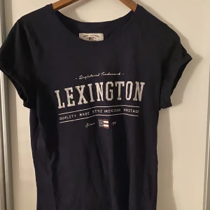 Lexington t-shirt - Lexington t-shirt i storlek S. Använd 1 gång sen har den bara legat i garderoben. 