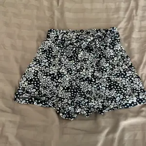 Säljer dessa blommiga shorts i storlek 32/S kan se ut som en kjol beroende på hur den sitter på en tajt eller löst