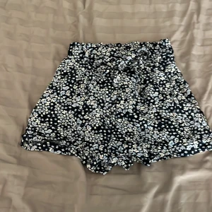 Blommiga shorts  - Säljer dessa blommiga shorts i storlek 32/S kan se ut som en kjol beroende på hur den sitter på en tajt eller löst