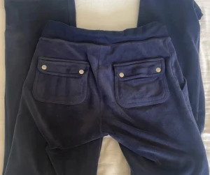 Juicy  - Lägger upp igen pågrund av oseriösa köpare. Säljer detta mörkblå juicy en metall grej på snörena är borta vet inte vart den e?! 