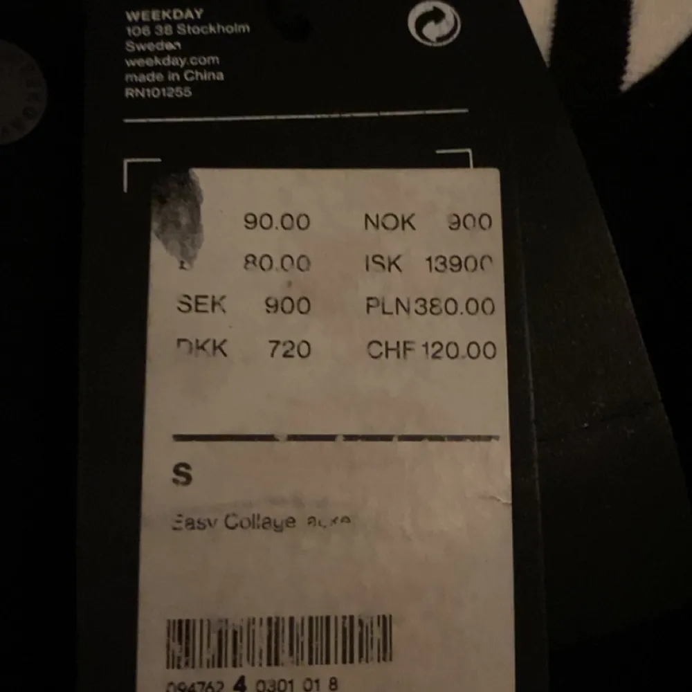 Jacka från weekday, med prislapp kvar. köpte för över 1 år sen. Säljer den för 250 kr + frakt. 💕(färgen är svart/grå). Jackor.