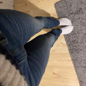 Lågmidjade jeans straight från Levis. Använda fåtal gånger, väldigt bra skick💓 storlek W28 L32