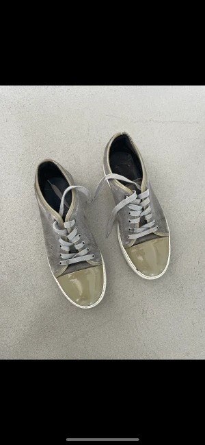 LANVIN PATENT 43 - Säljer lanvin beige/khaki passar 42/43.  fint skick
