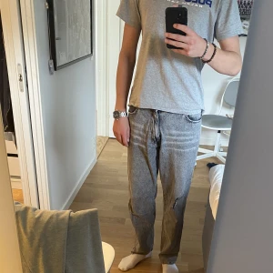 Gråa jeans - Jag säljer nu mina woodbird jeans. Riktigt fina utom 2 små hål. Skick: 7/10 Nypris: 1000  Kan fixa fler bilder.