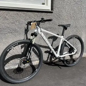 Säljer sprillans ny oanvänd mountainbike från XXL.  XC 275 PRO DEORE 1X11 23 hardtail. Ordinariepris 10.000kr