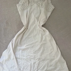 Vit nattlinne/klänning  - Vit nattlinne med superfina detaljer. 