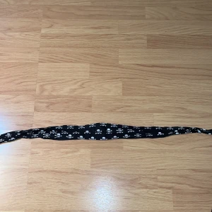 Skull head scarf - Snygg bandana eller vad man nu kallar det XD går inte att vekla ut den som en vanlig bandana den är såhär smal 
