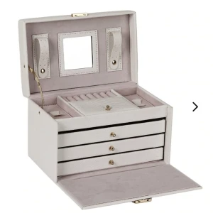 Smyckeskrin  - Rymligt smyckeskrin med några små fläckar (hör av er vid intresse så skickar jag bild på det), nypris 999kr🦋Obs silverderaljer i stället för guld (se sista bilden). Hör av er vid minsta intresse eller fundering💖