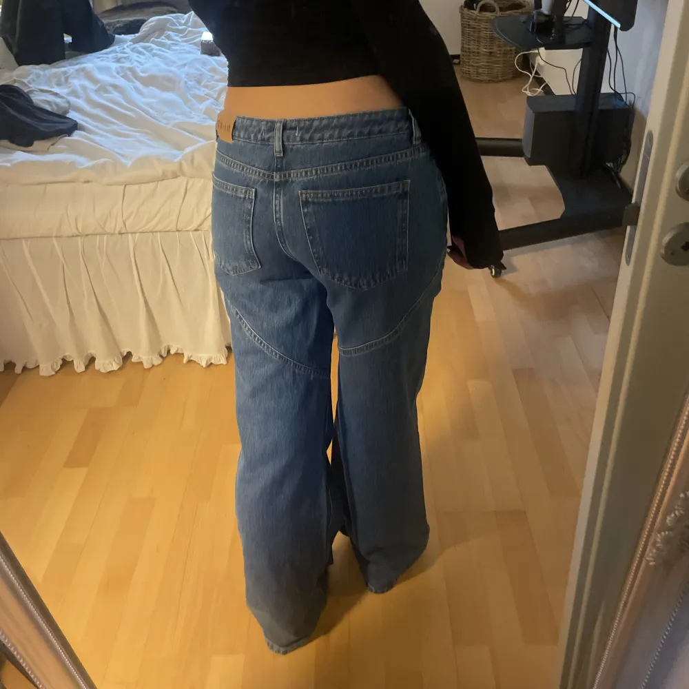 Säljer mina lågmidjade jeans från NA-KD , slutsålda, helt oanvända💖är 1,67! . Jeans & Byxor.