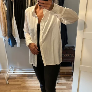 Vit blus - Festlig vit skjorta/blus. Viskos fram och chiffong bak.