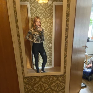 Gothic tights - Goth stretchiga tights med läder hängsel som man kan ta av lätt. 