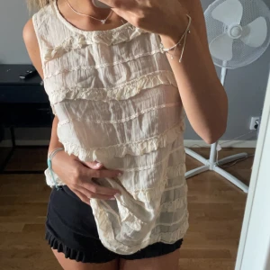 Volang topp - Gulligt linne med volanger från zara 