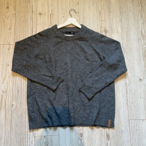 Mörkgrå stickad tröja - Mörkgrå stickad tröja!🤍🖤