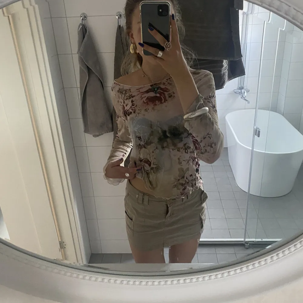 Den perfekta minikjolen, köpt second hand och i mycket bra skick, många fickor!. Hameet.