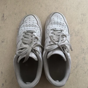 air force 1 - säljer gamla air force 1s som har haft mycket användning. vill få sålt på de så snabbt som möjligt. !fraktar ej! (kan också tvättas innan köp).