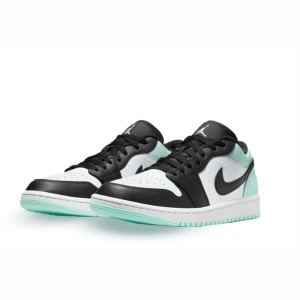 Jordans  - Säljer dom här Air Jordan 1 low Tie Dye. Använda Max 5 gånger, dom är i väldigt fint skick.  Pris kan diskuteras!💗