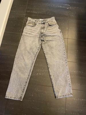 Grå Woodbird Jeans - Säljer mina grå jeans från Woodbird då de är för små för mig. Ser helt nya ut och inte slitna nån stans. Köptes för ca 1000kr på jeansbolaget. Priset går att diskutera. 