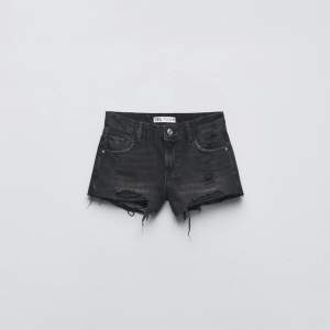 Superfina lågmidjade shorts från Zara. Aldrig använda (lappar kvar), original pris: 329kr.